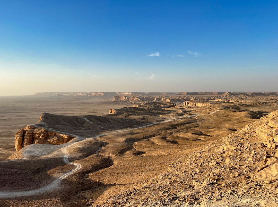 صورة تعبيرية للبنية التحتية والطبيعة في السعودية